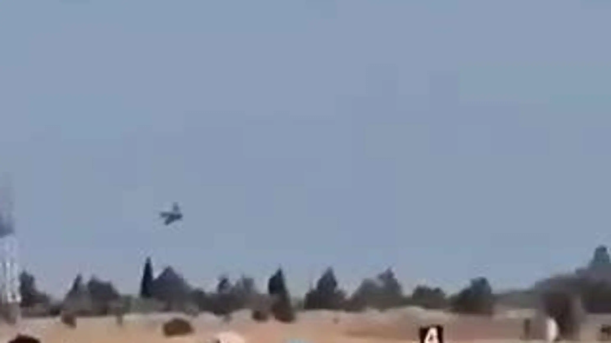  یک جت جنگنده فانتوم F-4E متعلق به نیروی هوایی یونان در جریان یک نمایش هوایی در یونان سقوط کرد