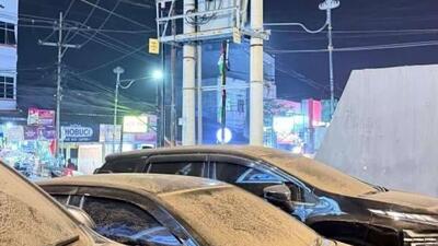 بارش برف خاکستری در اندونزی در پی فوران آتشفشان کراکاتوآ
