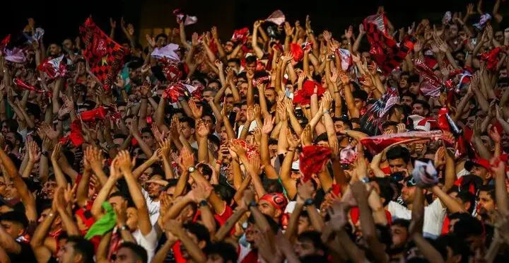 شعار هواداران پرسپولیس علیه خداداد عزیزی