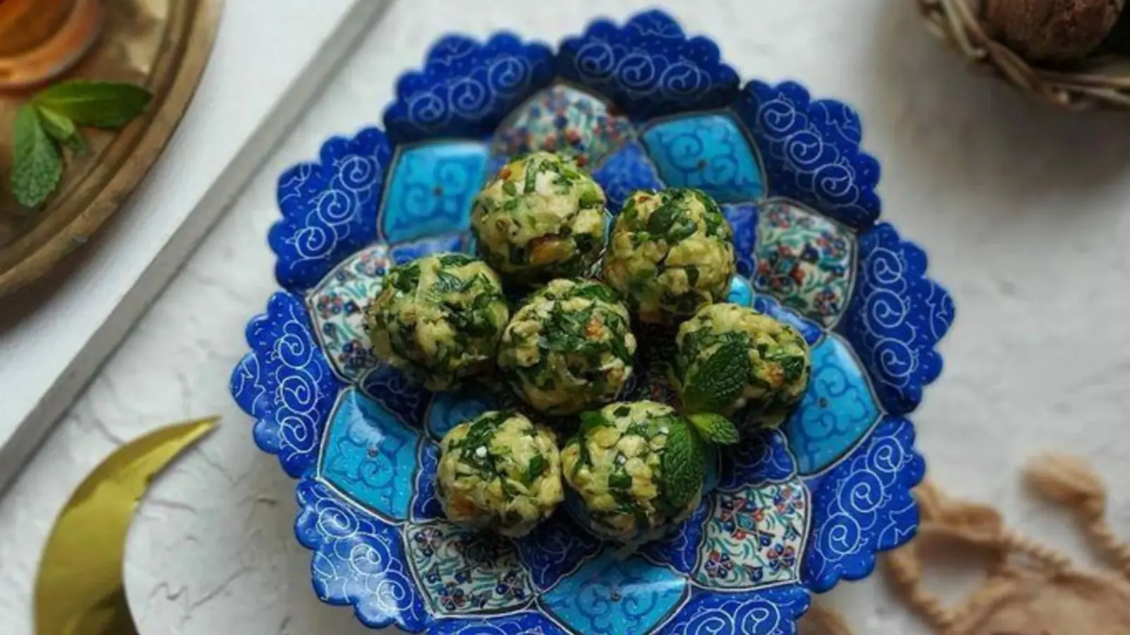 طرز تهیه دویماج قزوینی؛ میان وعده اصیل و خوشمزه با نان خشک، پنیر و گردو