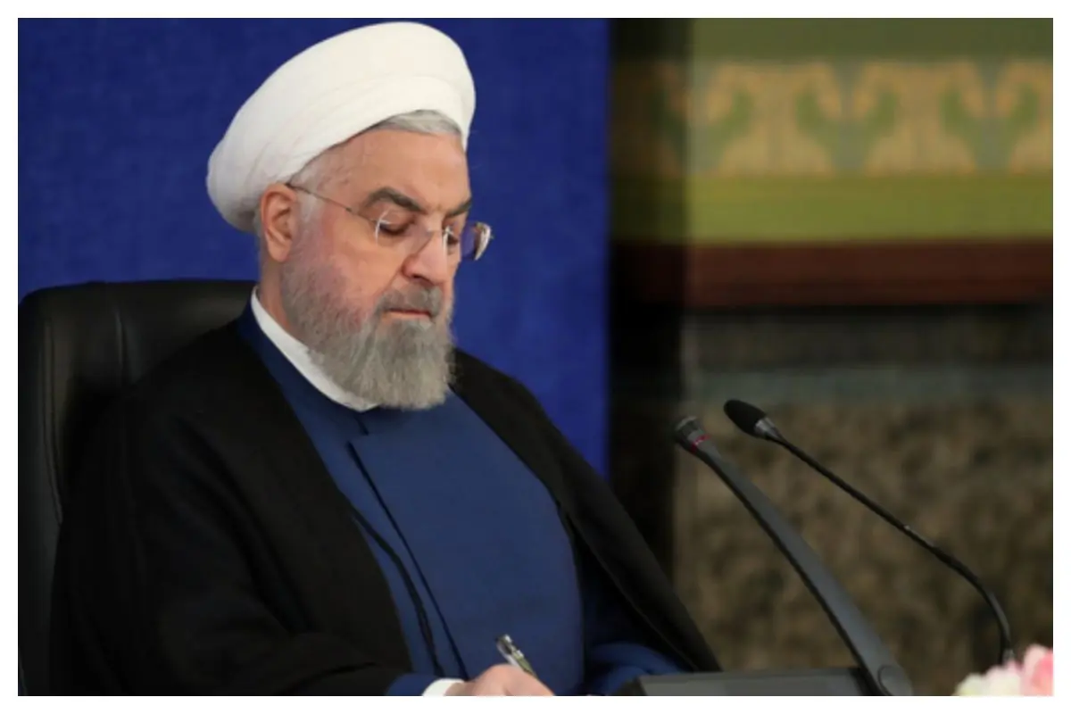 توهین یک فرد معمم به حسن روحانی در تجمع شبانه