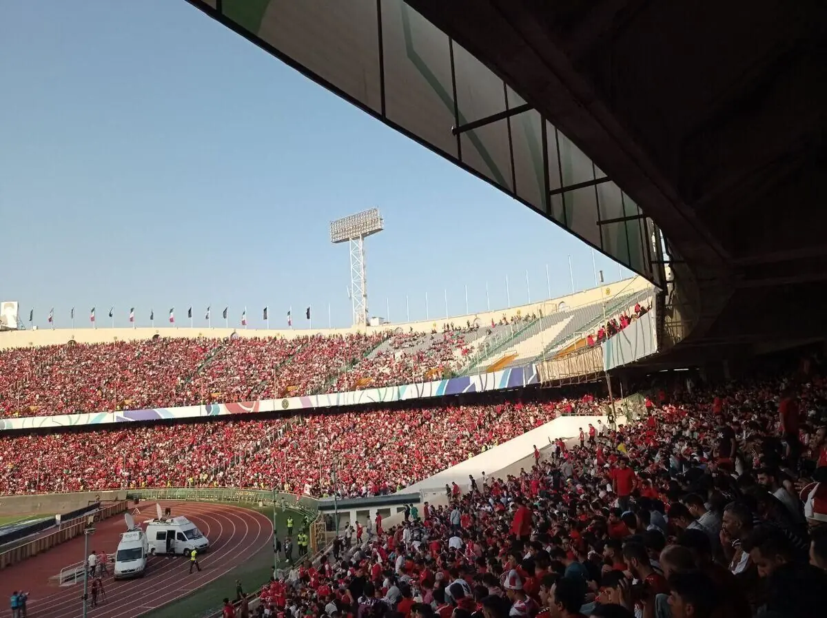 تیپ منحصر به فرد هواداران پرسپولیس در ورزشگاه