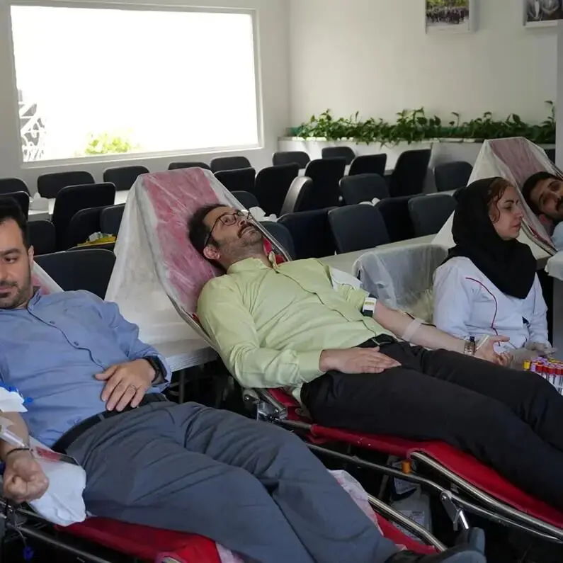 مدیران بیمه دی با اهدای خون به نیازمندان کمک کردند