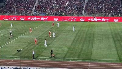  از خوش و بش بازیکنان پرسپولیس و ذوب آهن تا تشویق عالیشاه توسط هواداران