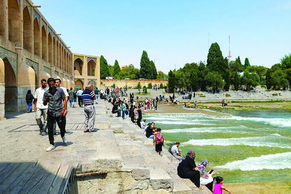  در آغوش زاینده‌رود | نگاهی به حضور پرشور شهروندان و گردشگران در حاشیه زاینده‌رود در روزهای پایانی تابستان