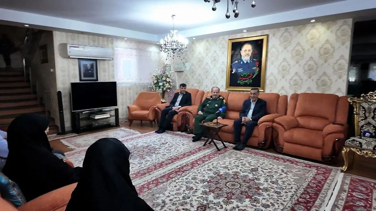 دیدار معاون اجرایی رئیسجمهور و سرپرست وزارت دفاع با خانواده وزیر دفاع شهید