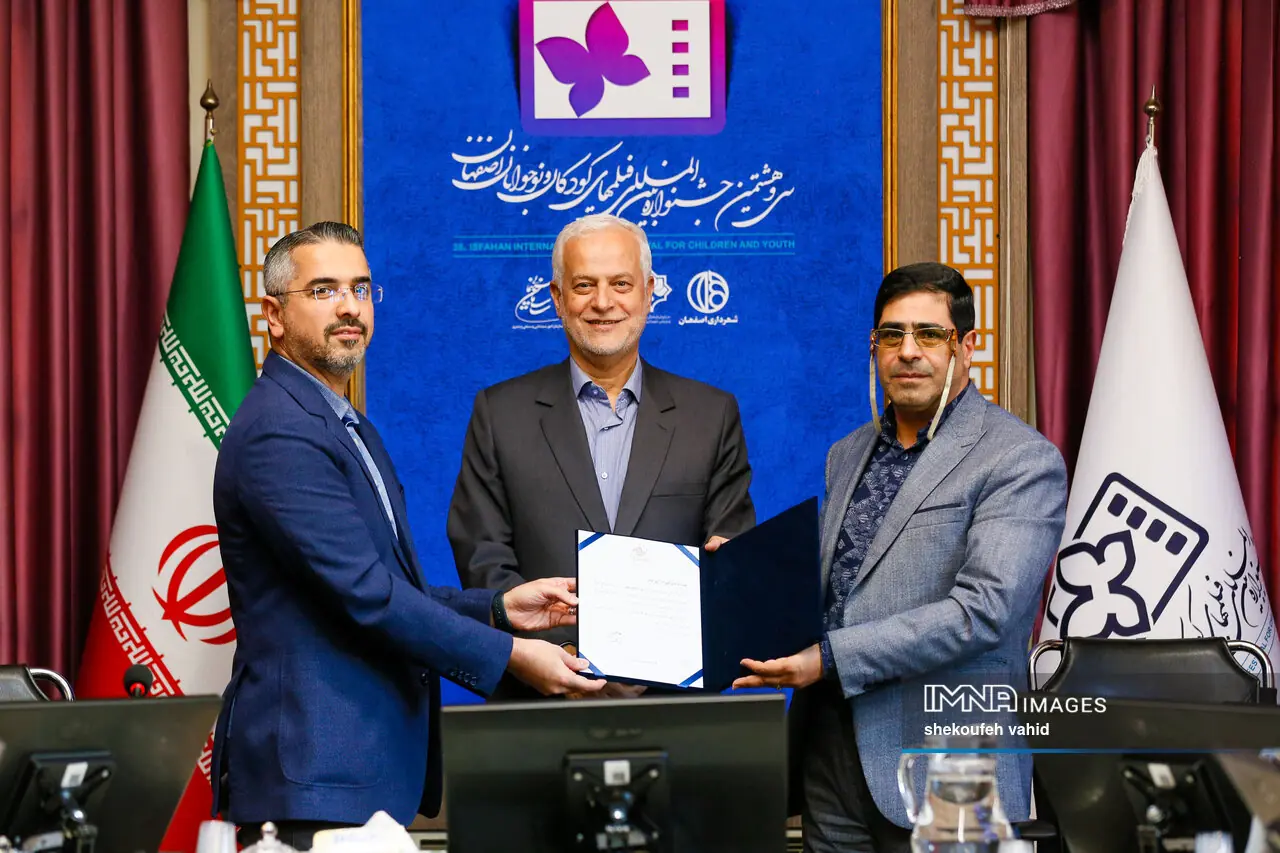  دیدار اعضای دبیرخانه جشنواره بین‌المللی فیلم‌های کودکان و نوجوانان با شهردار اصفهان