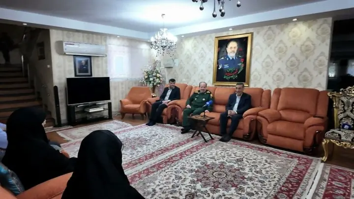 دیدار قائمپناه و سردار ابنالرضا با خانواده وزیر دفاع شهید