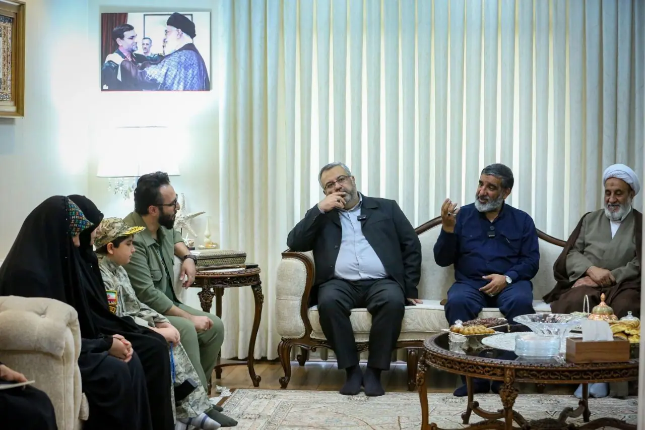 دیدار اعضای دفتر حفظ و نشر آثار رهبر شهید انقلاب با خانواده دریابان پاسدار شهید تنگسیری