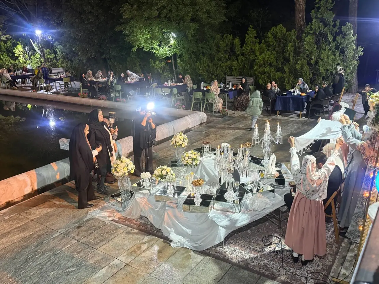 مراسم عقد رایگان برای زوجهای جوان تهرانی در فرهنگسرای امام