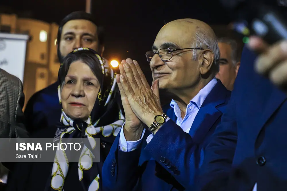 کفشهای کودکی هیچگاه به پایش تنگ نشده است!