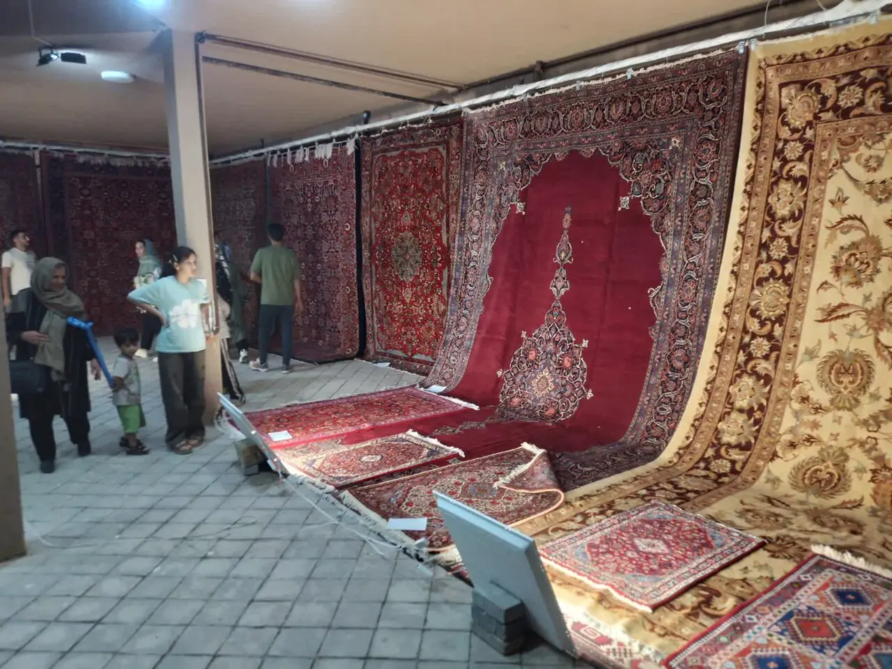 برپایی نمایشگاه فرش دستباف ملایر در پارک مینی ورلد