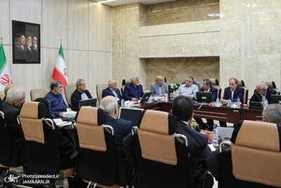 بررسی سازوکار همکاری پیشکسوتان سازندگی دفاع مقدس در بازسازی زیرساختهای آسیبدیده در جلسهای با حضور پزشکیان و جمعی از اعضای اقتصادی دولت