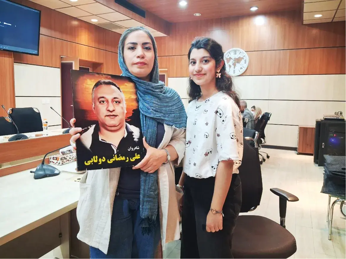 علی هنوز نفس میکشد