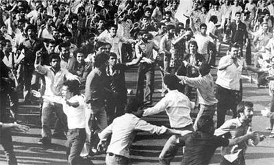  دیلی تلگراف: طبقه متوسط ایران خود را در مخمصه گرفتار کرده؛ پس از برکناری رژیم پهلوی با آنها برخورد خواهد شد/ دانشجویان چپی و مذهبی در دانشگاه ها کاملا موضع مشخصی دارند اما فعلا موافقت کرده اند که با هم به مخالفت برنخیزند