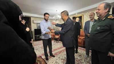  دیدار معاون اجرایی رئیس‌جمهور و سرپرست وزارت دفاع با خانواده وزیر دفاع شهید - مردم سالاری آنلاین