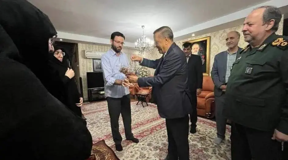 دیدار معاون اجرایی رئیس‌جمهور و سرپرست وزارت دفاع با خانواده وزیر دفاع شهید - مردم سالاری آنلاین