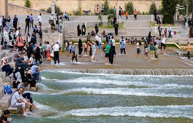 عکس/ وقت گذرانی مسافران در کنار زایندهرود اصفهان
