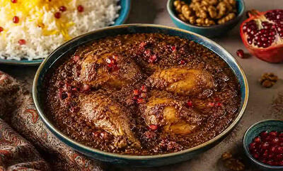 طرز تهیه فسنجان با مرغ مجلسی؛ جاافتاده و روغنانداخته
