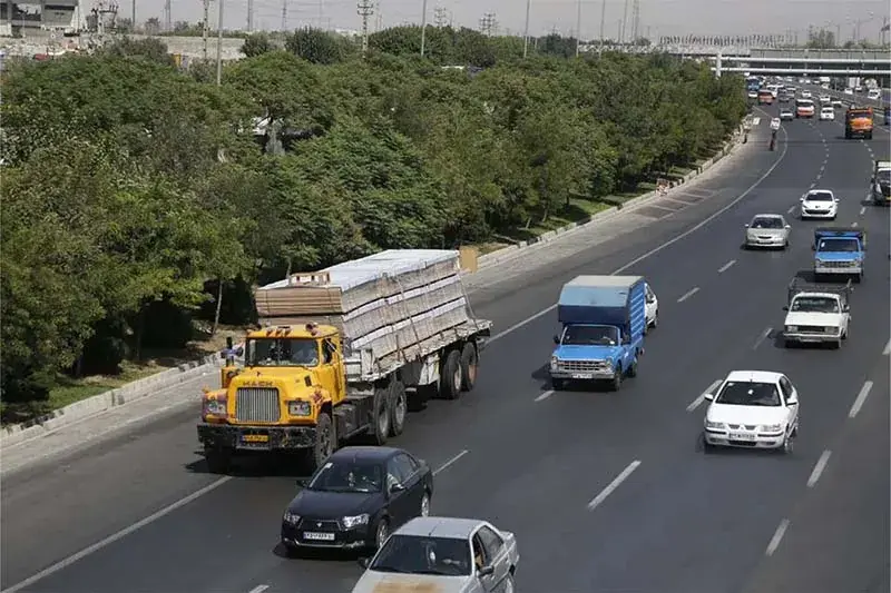 ۱۸ فوتی و۳۵۴ مجروح قربانیان وسایل نقلیه سنگین در تهران/ بار نامتعارف؛ مانع دید رانندگان