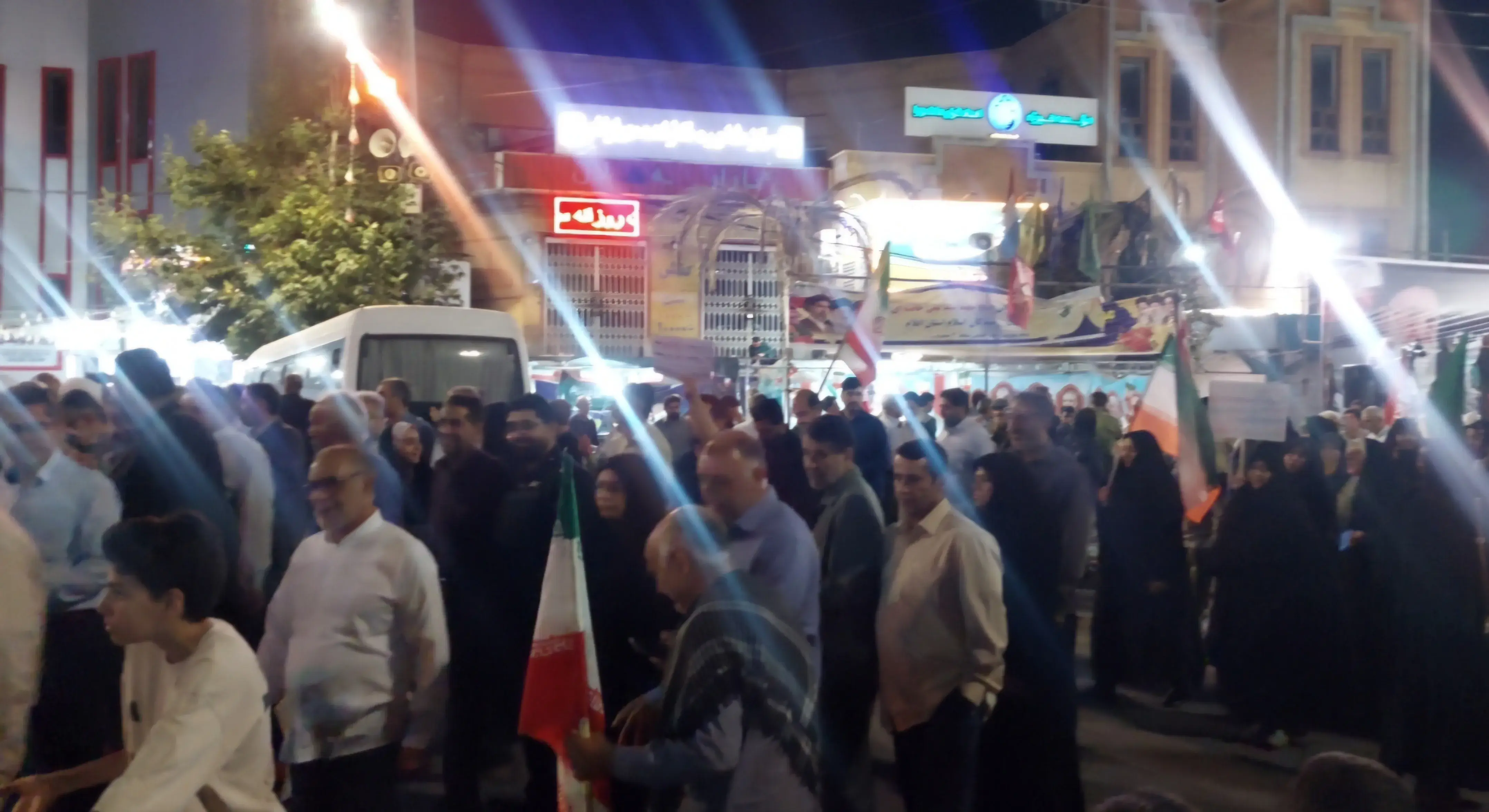 صد و نودمین شب میدانداری مردم ایلام در میدان خیابان/ایران ایستاده است، چون مردمش ایستادهاند