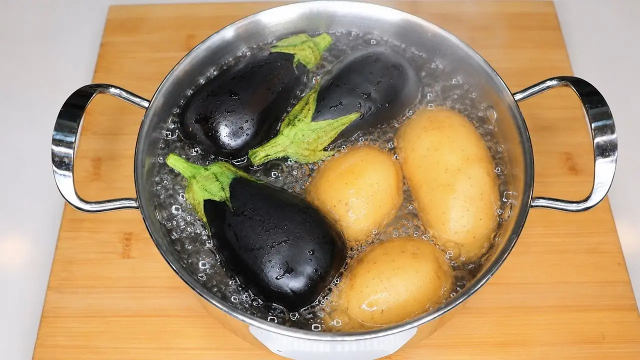 راهنمای تهیه کوکوی بادمجان و سیب زمینی آب پز بدون روغن
