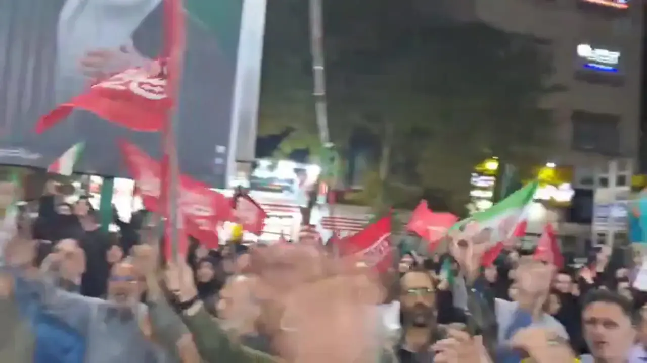 ویدیو؛ شعار در تجمع شبانه/ «روحانی منافق، اعدام باید گردد!»