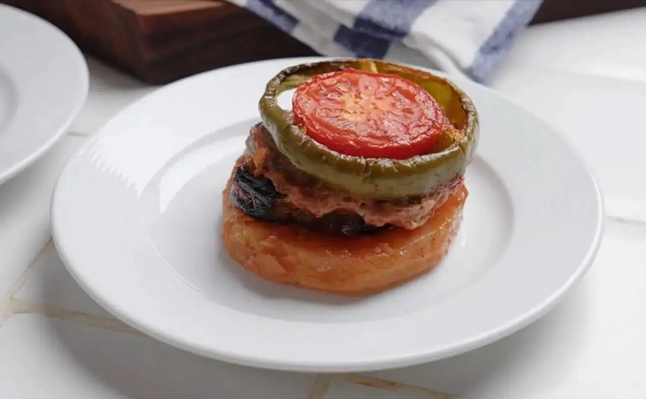 خوراک لذیذ و رنگین گوشت و بادمجان با طعمی فراموش نشدنی