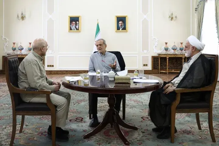 تأکید سران قوا بر تحکیم وحدت ملی و صیانت از اقتدار ایران در نشست سهقوه