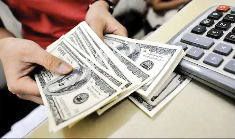 دولت بازار ارز را با مدیریت انتظارات آرام کند