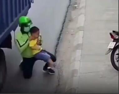  نجات معجزه‌آسای کودک از له شدن زیر کامیون با حرکت سریع یک مرد/ ویدئو