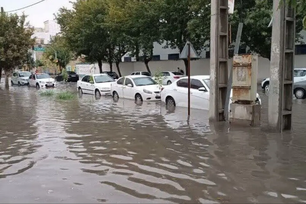 آخرین اخبار و گزارش ها از سیل مازندران؛ ساری زیر آب رفت، ادارات تعطیل شدند