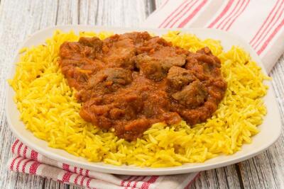  طرز تهیه خوراک گوشت بره با برنج زعفرانی؛ طعمی بینظیر برای مهمانی های خاص