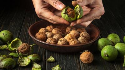  روش های پاک کردن پوست گردوی تازه به راحتی؛ چند ترفند ساده بدون سیاه شدن دست