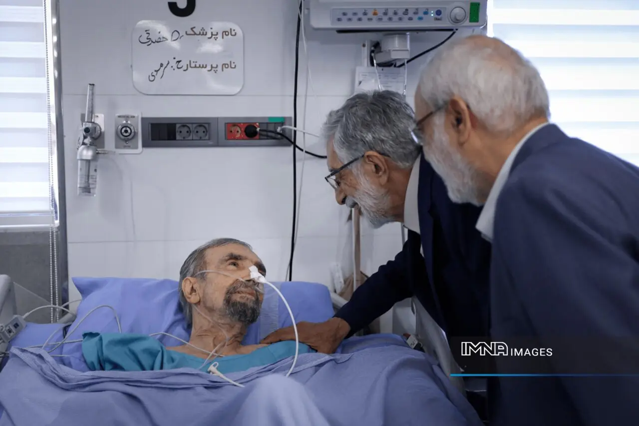 عیادت نمایندگان رهبر انقلاب از موسوی گرمارودی چهره ماندگار شعر و ادبیات