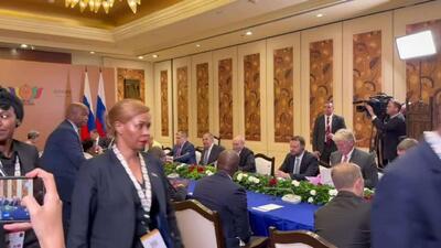  ولادیمیر پوتین، رئیسجمهور روسیه، در حال گفتوگو با سیریل رامافوزا، رئیسجمهور آفریقای جنوبی است
