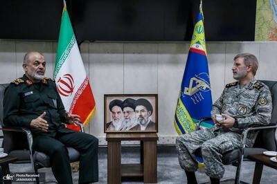  نشست مشترک فرماندهان ارتش و سپاه/ سرلشکر وحیدی: نیروهای مسلح پوزه قدرت‌های تروریستی را به خاک مالیدند/ سرلشکر حاتمی: وحدت ارتش و سپاه کلید فتح قله‌های امنیت و اقتدار است