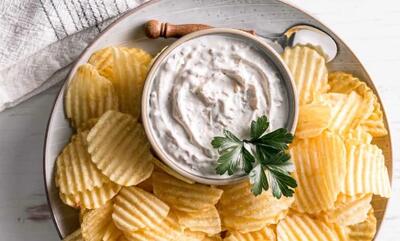 طرز تهیه دیپ خامه ترش و پیاز؛ چاشنی خوشطعم برای دورهمیها