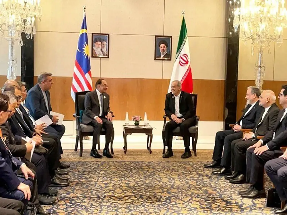عکس دیدار پزشکیان و نخستوزیر مالزی