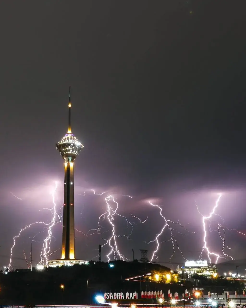  عکس: تصاویر فوق العاده از صاعقه در تهران و رشت