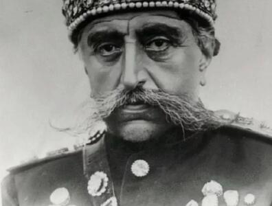 «مظفرالدین شاه» در 41 سالگی و در لباس نظامی؛ سال 1273 شمسی (عکس)