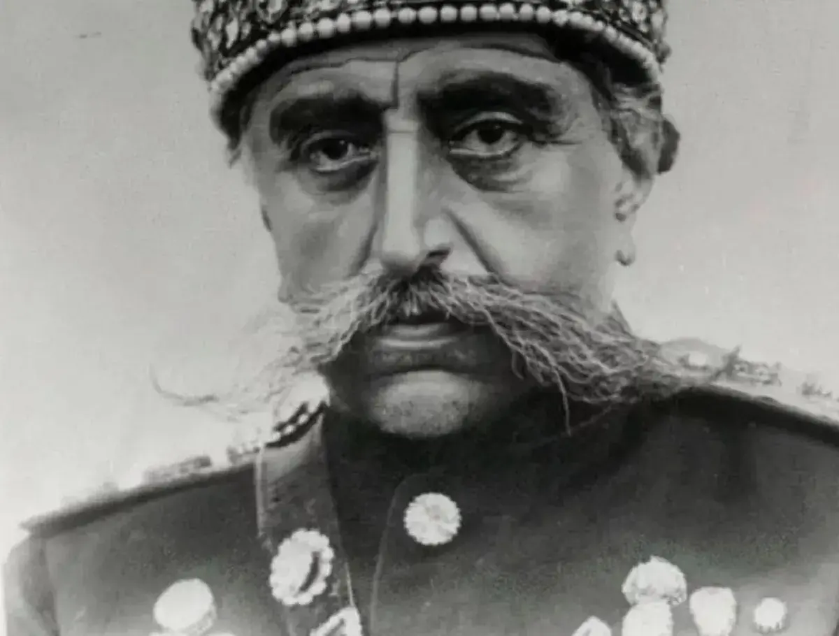 «مظفرالدین شاه» در 41 سالگی و در لباس نظامی؛ سال 1273 شمسی (عکس)