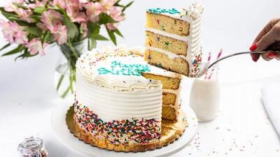 طرز تهیه کیک تولد بدون فر؛ کیک خامه ای خوشمزه و مجلسی در قابلمه!