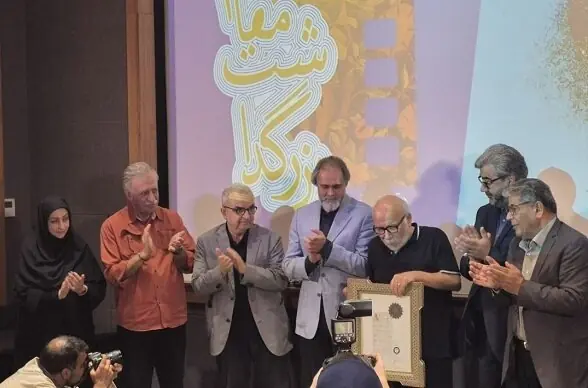  علیرضا داودنژاد نشانه درجه یک هنری گرفت