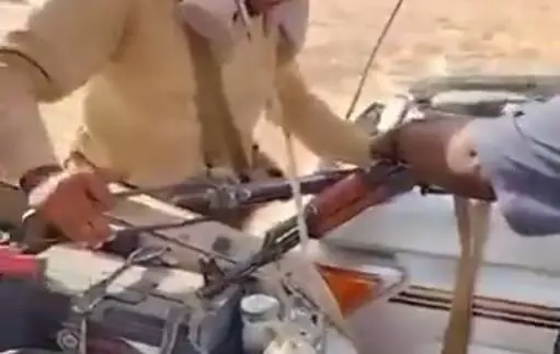  فیلم/ باتری به باتری کردنِ خودرو با کلاش توسط یمنی‌ها!