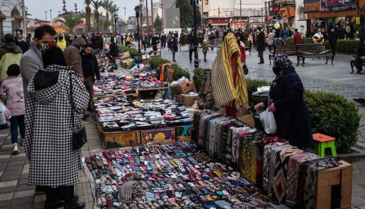 گزارش روزنامه اعتماد از زندگی دستفروشان در خیابان انقلاب / از زنی که برای گذران زندگی سه شغل دارد تا معلمی که دستفروشی میکند