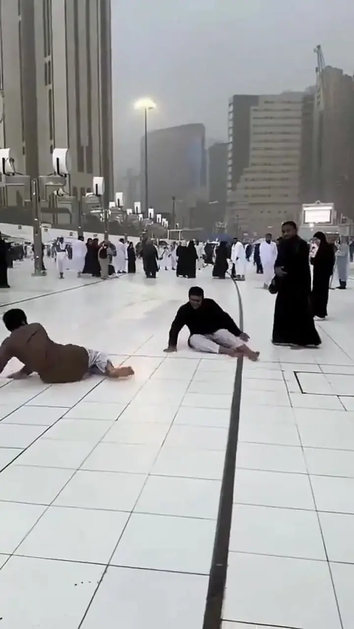  شادی بارش باران در مکه