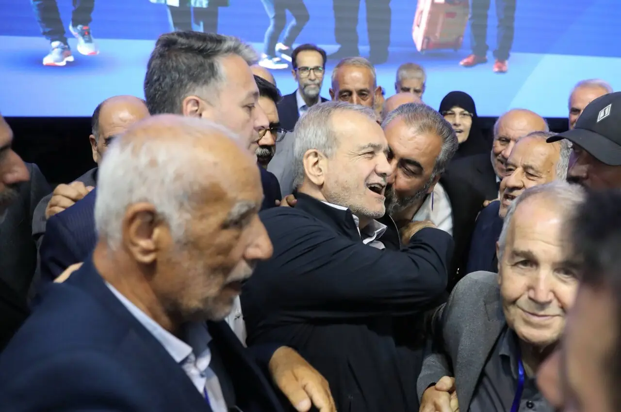  پزشکیان با بازنشستگان گرم گرفت | تصاویر