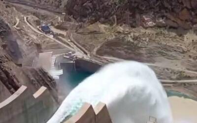  فیلم/ لحظه تماشایی بازشدن دریچه‌های سد کارون ۴
