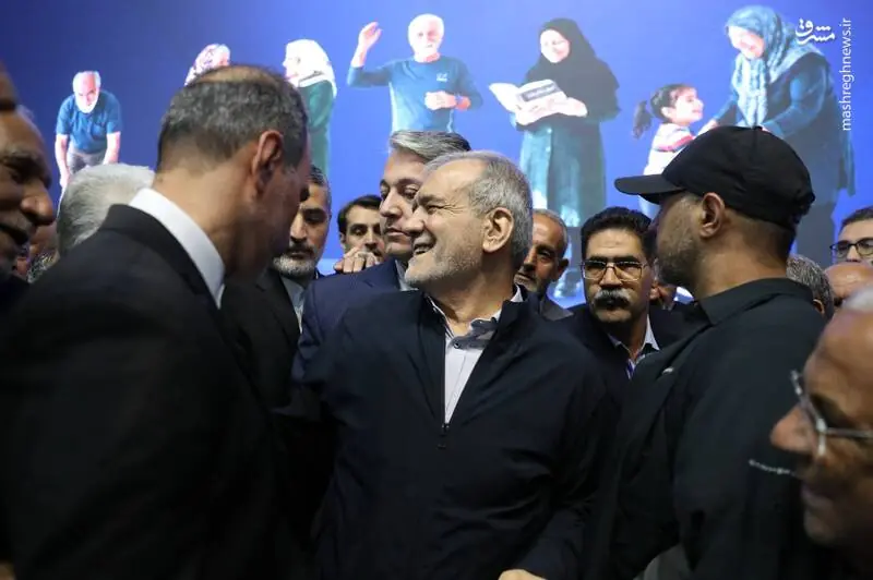 عکس/ حضور رئیسجمهور در نشست صمیمی با بازنشستگان